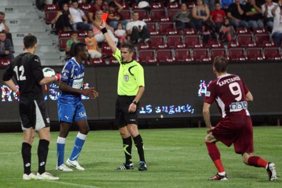 Kanon Serge Wilfried, de la Gloria Bistrița, primește cartonaș roșu de la arbitrul Adrian Cojocariu Foto: MIRCEA ROSCA / MEDIAFAX FOTO