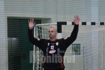 Portarul George Șelaru a contribuit decisive, prin intervențiile sale, la victoria Universității, fiind declarat omul meciului la Târgu Jiu