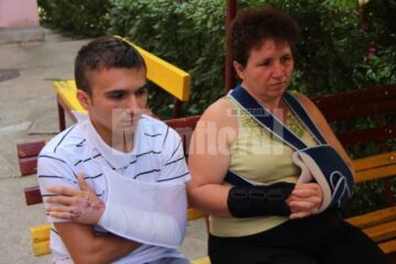 Adrian Semenciuc și mama acestuia mai au încă răni produse în urma accidentului