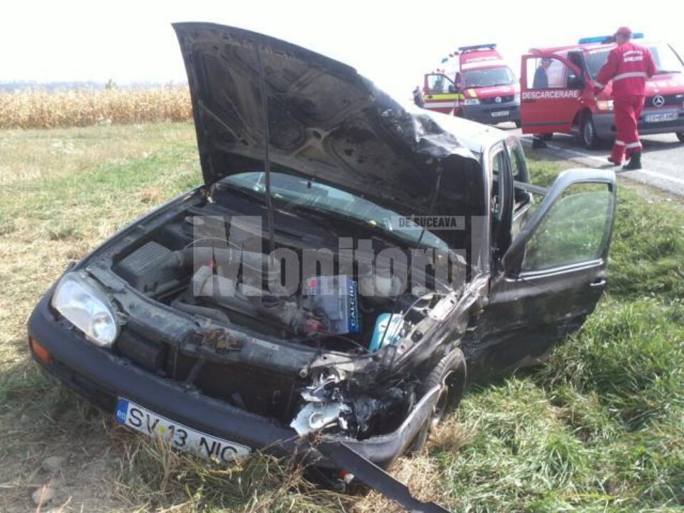 În urma impactului dintre cele două mașini, trei persoane au fost rănite