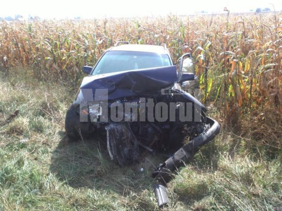 În urma impactului dintre cele două mașini, trei persoane au fost rănite