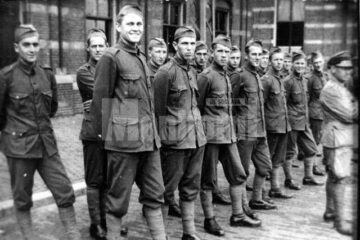 RECRUȚI