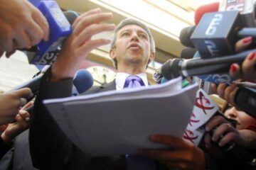 Diaconescu a venit cu bani la Ministerul Economiei; mașina nu a fost lăsată să intre în parcare Foto: Razvan Valcaneantu