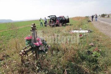 Bărbatul de pe motoscuter a murit la câțiva metri de crucea pusă după o altă tragedie petrecută în zonă