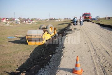 A murit sub compactorul de nouă tone cu care lucra pe dealul Tătărași din Suceava
