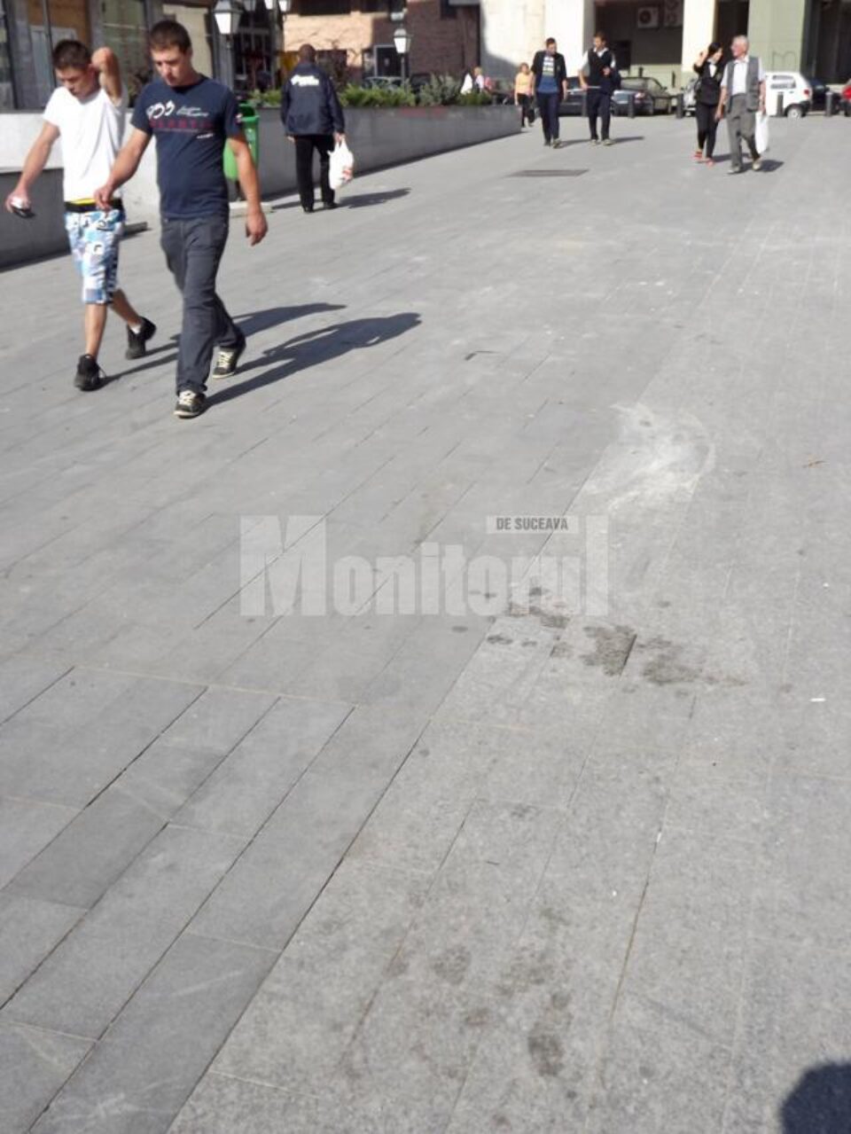 Petele de ulei vor dispărea abia peste câteva luni de pe granitul pietonalului din Centrul Sucevei