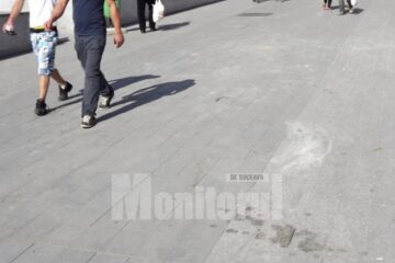 Petele de ulei vor dispărea abia peste câteva luni de pe granitul pietonalului din Centrul Sucevei