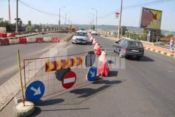 Traficul rutier din zona Burdujeni va fi afectat, începând de vineri, de lucrările de montare a rosturilor de dilatare pe pasarela CFR