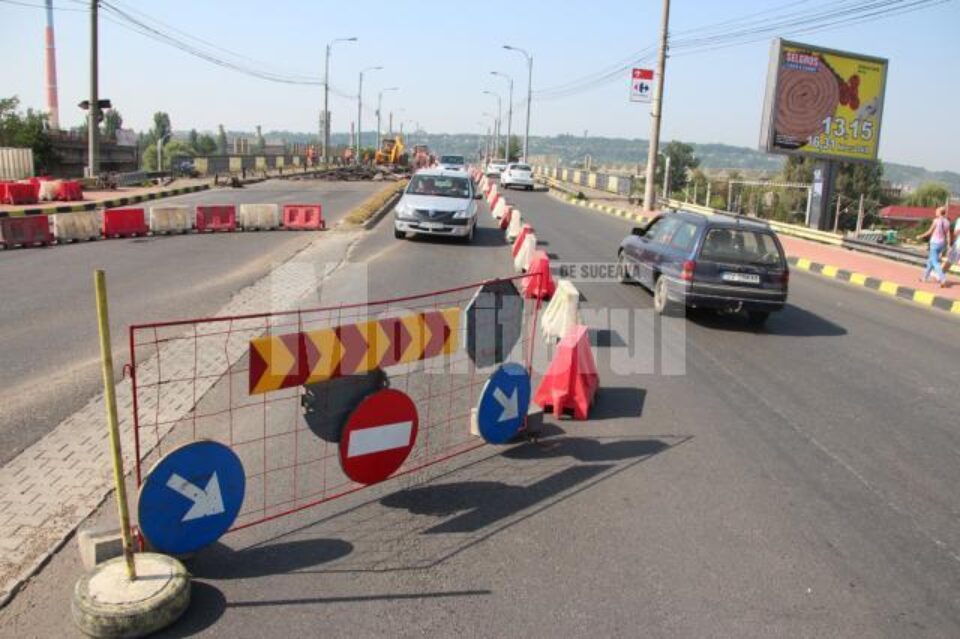Traficul rutier din zona Burdujeni va fi afectat, începând de vineri, de lucrările de montare a rosturilor de dilatare pe pasarela CFR