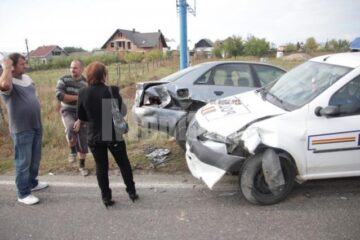 O mașină în care se aflau patru polițiști, implicată într-un accident la Dărmănești