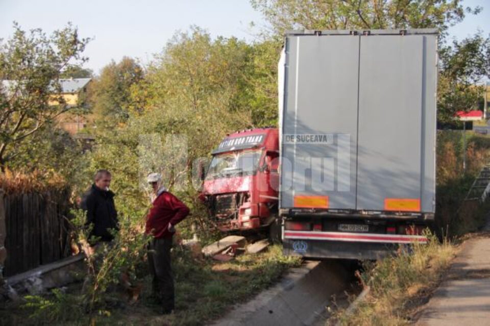 Un sătean din Stroiești s-a trezit cu un tir direct pe gardul gospodăriei
