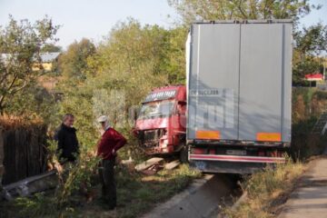 Un sătean din Stroiești s-a trezit cu un tir direct pe gardul gospodăriei