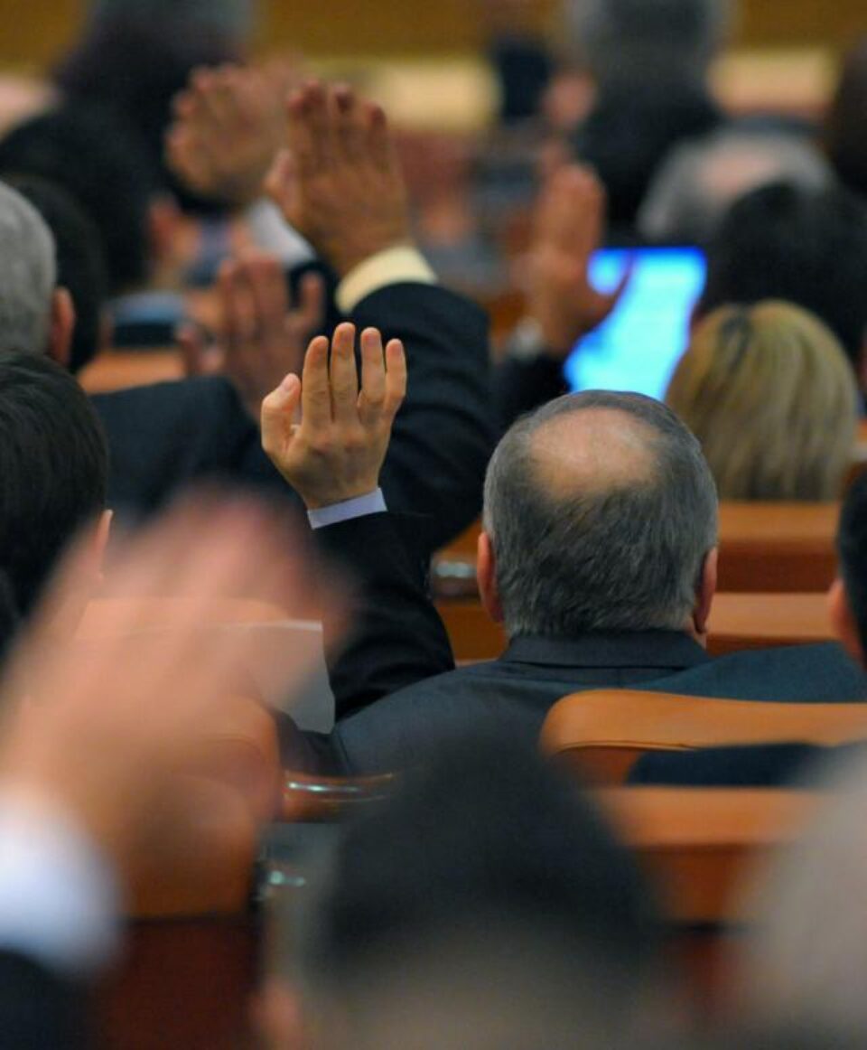 59 de deputați și 35 de senatori au schimbat cel puțin o dată grupul parlamentar