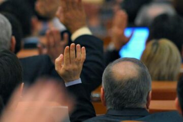 59 de deputați și 35 de senatori au schimbat cel puțin o dată grupul parlamentar
