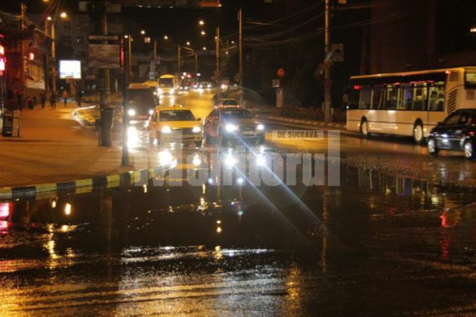 Intersecția Areni a fost inundată după o dublă avarie la o conductă veche de apă rece