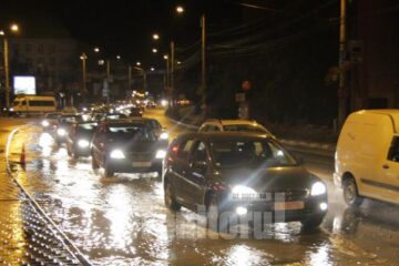 Intersecția Areni a fost inundată după o dublă avarie la o conductă veche de apă rece