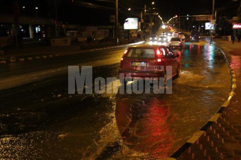 Intersecția Areni a fost inundată după o dublă avarie la o conductă veche de apă rece