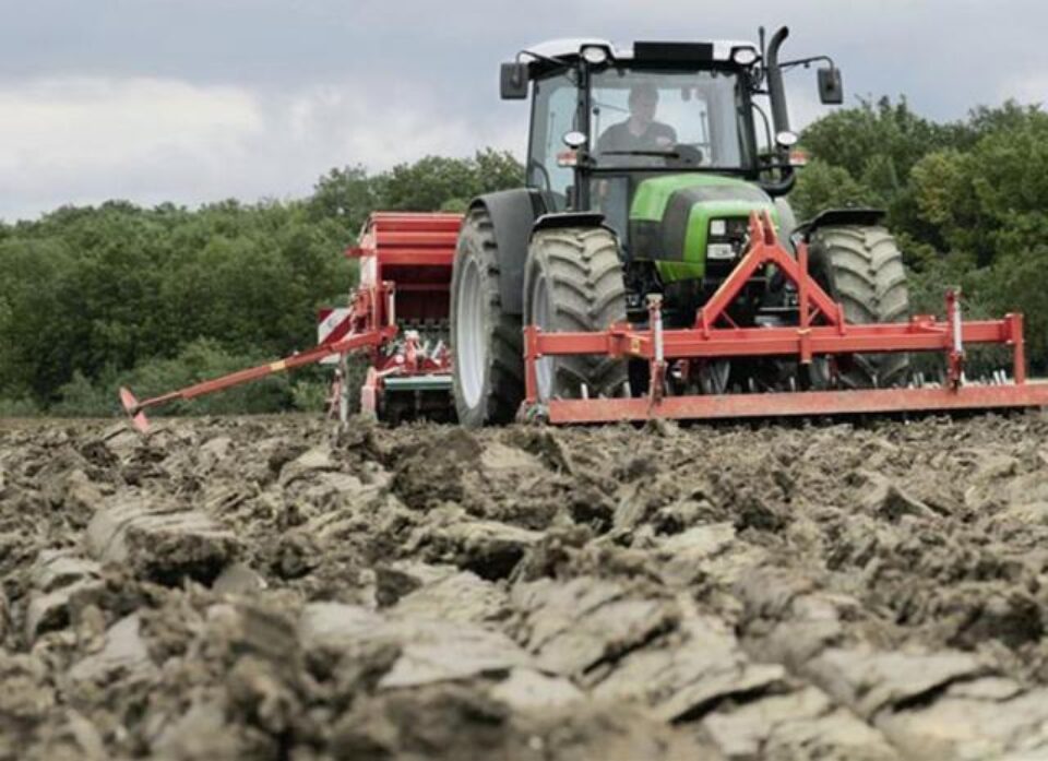 În județ au fost arate până acum, pentru însămânțări de toamnă, 15.500 de hectare de teren, dintr-un total de 21.570 de hectare care ar trebui arate În județ au fost arate până acum, pentru însămânțări de toamnă, 15.500 de hectare de teren, dintr-un total de 21.570 de hectare care ar trebui arate