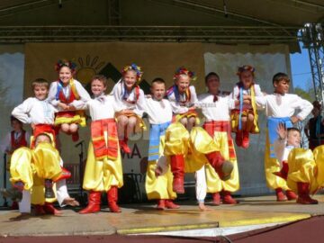 Festivalul hribului a reunit pensiunile din zonă, meșteri populari, ansambluri folclorice și soliști de muzică populară