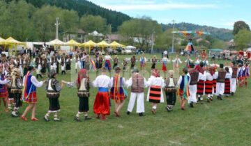 Festivalul hribului a reunit pensiunile din zonă, meșteri populari, ansambluri folclorice și soliști de muzică populară