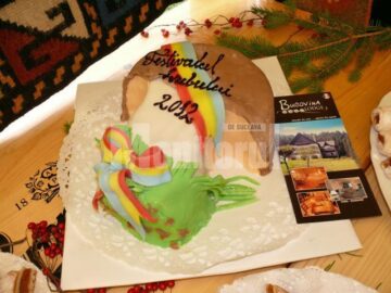 Festivalul hribului a reunit pensiunile din zonă, meșteri populari, ansambluri folclorice și soliști de muzică populară