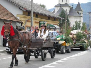 Festivalul hribului a reunit pensiunile din zonă, meșteri populari, ansambluri folclorice și soliști de muzică populară