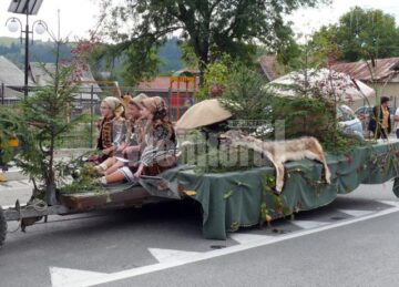 Festivalul hribului a reunit pensiunile din zonă, meșteri populari, ansambluri folclorice și soliști de muzică populară