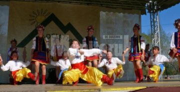 Festivalul hribului a reunit pensiunile din zonă, meșteri populari, ansambluri folclorice și soliști de muzică populară