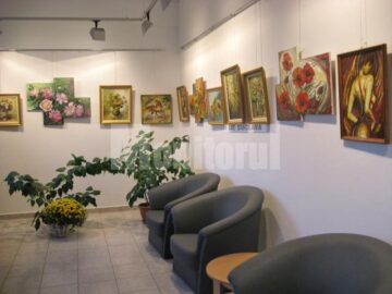 Expoziția Armonii cromatice reunește 34 de lucrări în ulei semnate dr. Ioana Cezara Poiată și prof. Cristina Hreamătă Macoveiciuc