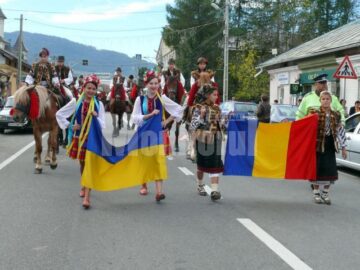 Festivalul hribului a reunit pensiunile din zonă, meșteri populari, ansambluri folclorice și soliști de muzică populară