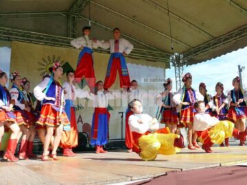 Festivalul hribului a reunit pensiunile din zonă, meșteri populari, ansambluri folclorice și soliști de muzică populară