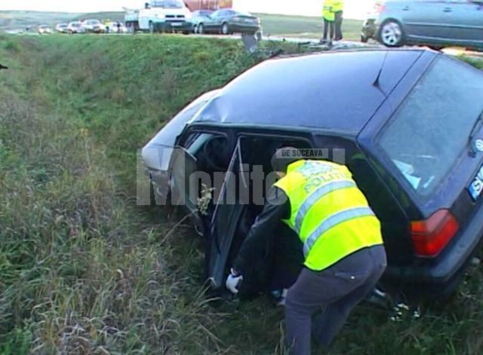 Autoturismul VW Golf a fost proiectat în șanț, toți cei patru ocupanți ai mașinii fiind răniți Autoturismul VW Golf a fost proiectat în șanț, toți cei patru ocupanți ai mașinii fiind răniți