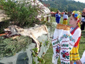 Festivalul hribului a reunit pensiunile din zonă, meșteri populari, ansambluri folclorice și soliști de muzică populară