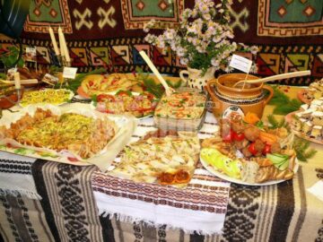 Festivalul hribului a reunit pensiunile din zonă, meșteri populari, ansambluri folclorice și soliști de muzică populară