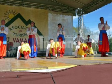 Festivalul hribului a reunit pensiunile din zonă, meșteri populari, ansambluri folclorice și soliști de muzică populară