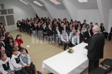Elevi la ore, la școala de la Bivolărie