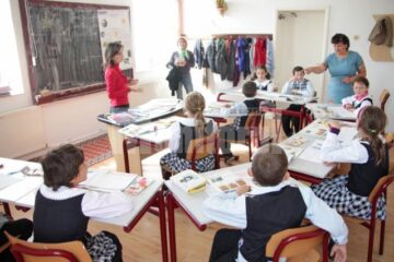 Elevi la ore, la școala de la Bivolărie