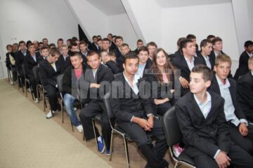 Elevi la ore, la școala de la Bivolărie