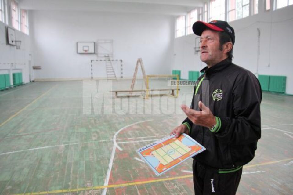 Profesorul de sport Ioan Drăgoiu, în sală în luna august, când starea suprafeței era foarte proastă