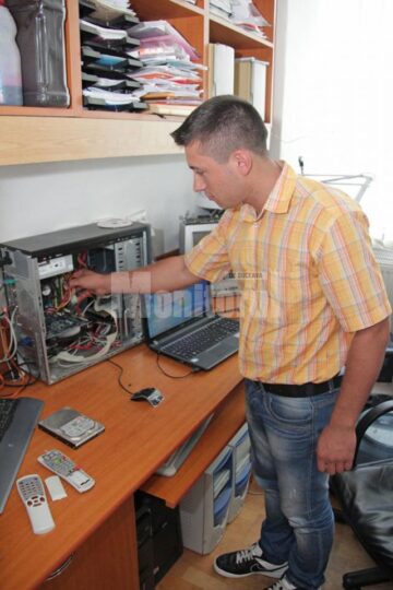 Jenică Ciocoiu, din Iași, care după terminarea liceului a rămas în continuare ca profesor suplinitor – electronică