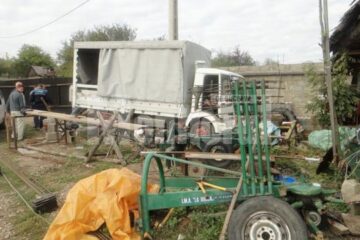 Polițiștii au descoperit în curtea unui bărbat de 67 de ani un adevărat parc auto