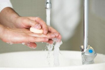 Medicii recomandă populației să se spele frecvent pe mâini Foto: Corbis