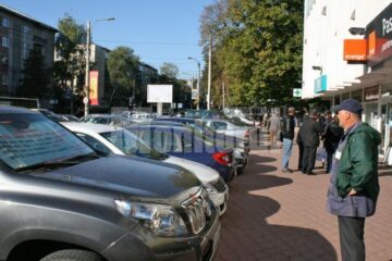 Clientul nemulțumit a parcat mașina în centrul orașului, așezând în dreptul parbrizului o pancartă cu mesaje de protest