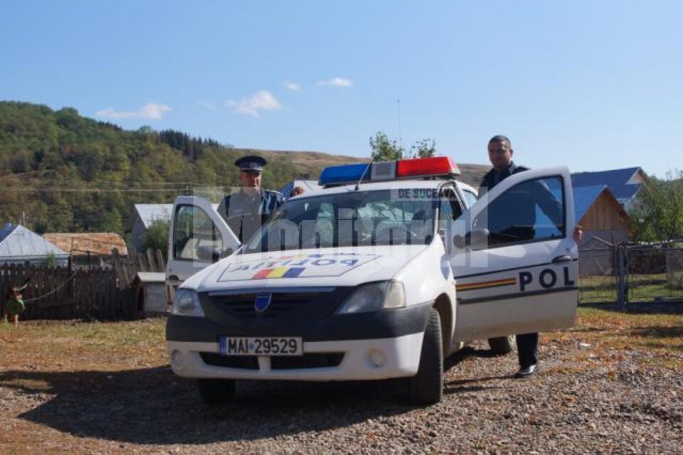 Agentul-șef Sorin Necolau, șeful de post, alături de unul dinte colegii mai tineri, agentul Sergiu Girigan