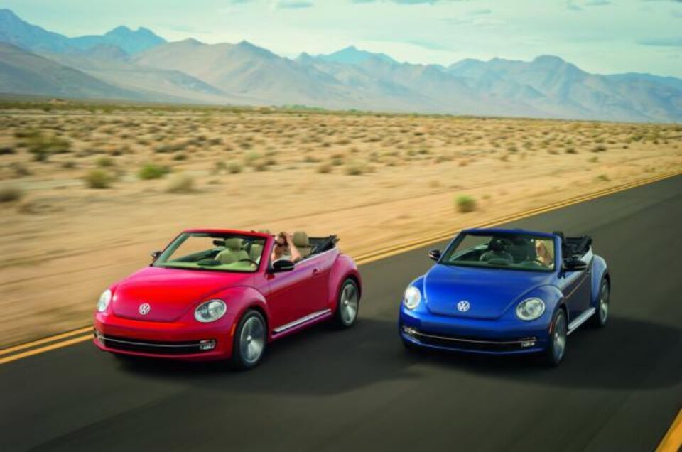 Volkswagen lansează în noiembrie noul Beetle Cabrio