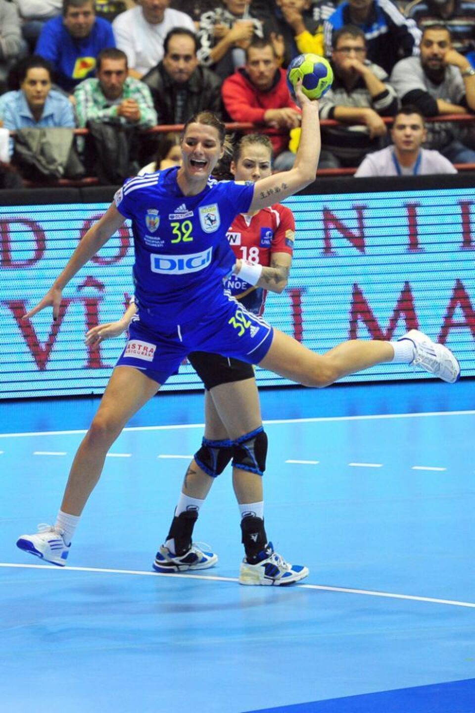 Oltchim Râmnicu Vâlcea a debutat cu victorie, ieri, pe teren propriu, în grupa A a Ligii Campionilor, cu echipa austriacă Hypo Viena. Foto: MEDIAFAX