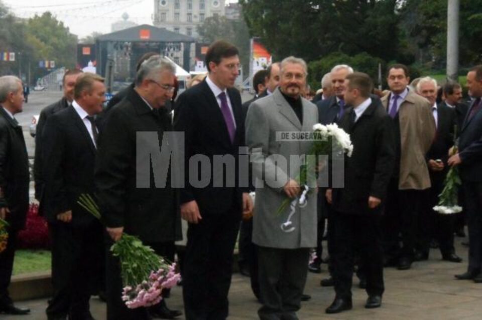 Ion Lungu, Dorin Chirtoacă și Emil Constantinescu - depunere de flori la statuia lui Ștefan cel Mare