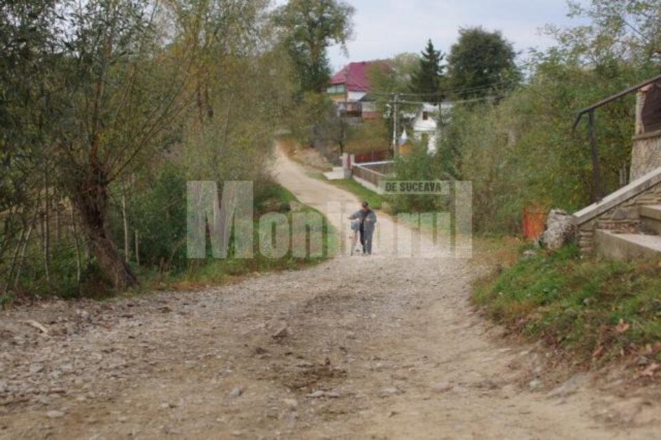 Mai multe drumuri distruse de inundațiile din 2010 trebuiau asfaltate pe bani europeni, însă nici în ziua de astăzi lucrările nu au început