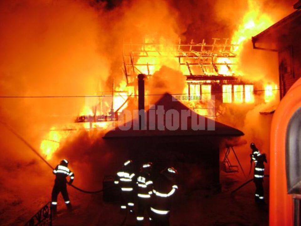 Incendiu devastator la două gospodării din Milișăuți, pus de o mână criminală