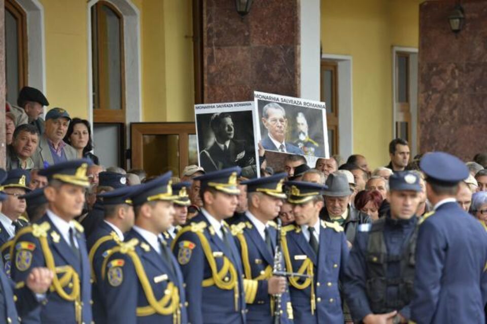 Cei trei membri ai Casei Regale au fost întâmpinați în sunetul fanfarei militare cu urale și aplauze Foto: Mediafax